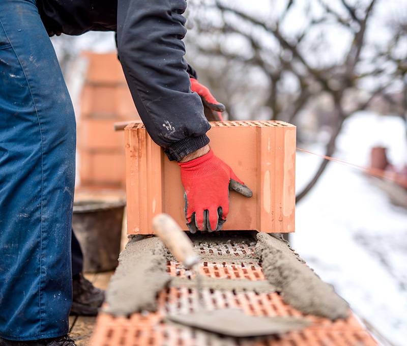 lavoratori addetti alla ristrutturazione del cantiere invernale