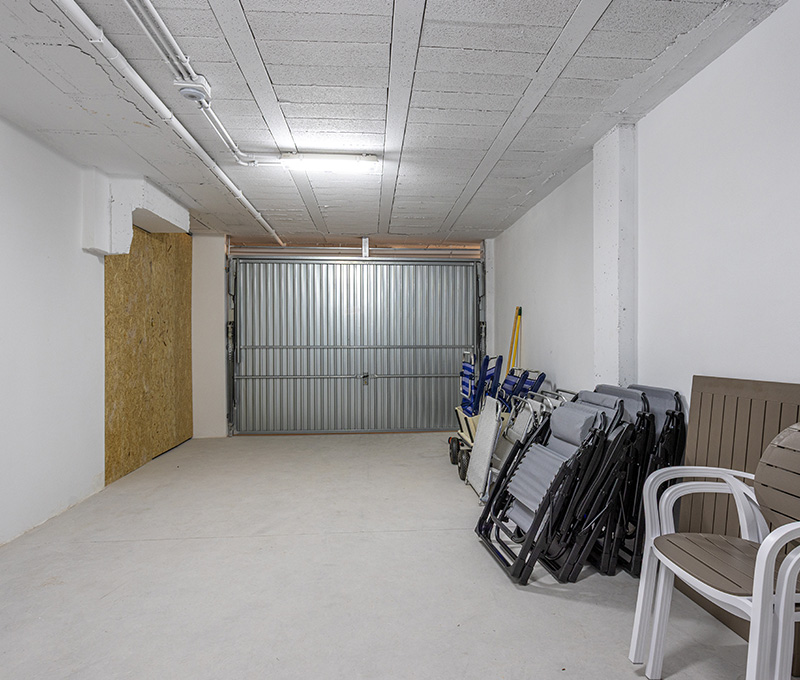 Box auto e cantina collegati a un appartamento in locazione.