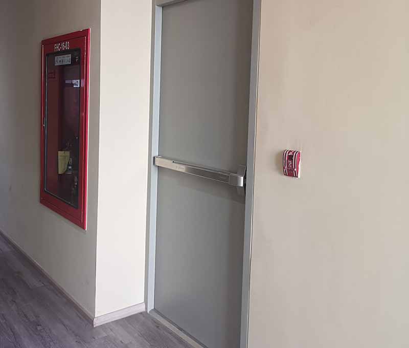 estintore per corridoio di sicurezza antincendio del condominio