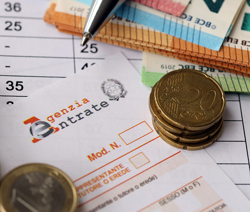 Appartamento turistico con documenti fiscali e calcolatrice, concetto di tassazione immobiliare