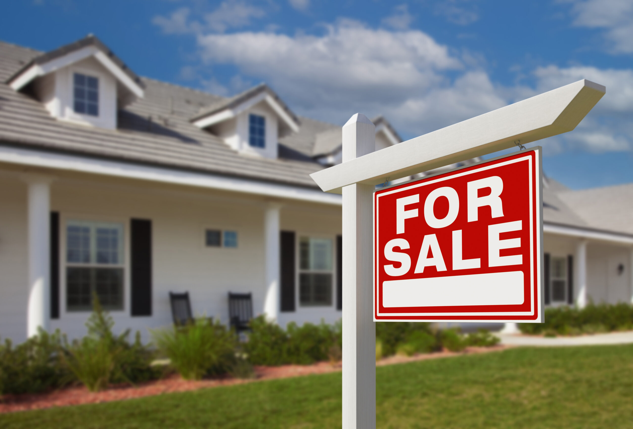 casa con cartello vendesi rimasta sul mercato immobiliare