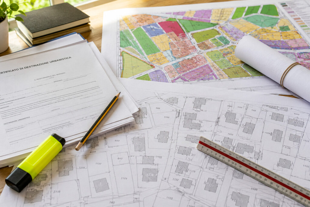Documentazione urbanistica e planimetrie utilizzate nella verifica di un immobile prima della vendita.