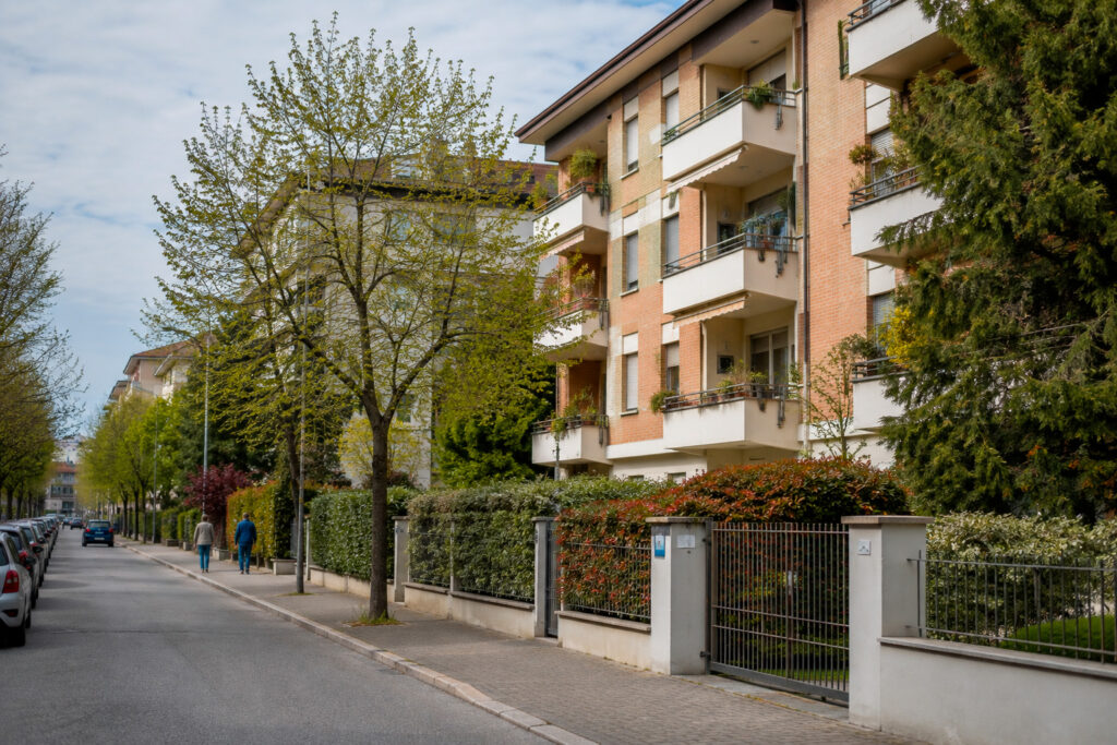 Abitazione moderna in un quartiere ben curato, simbolo di un immobile che conserva il proprio valore nel tempo.